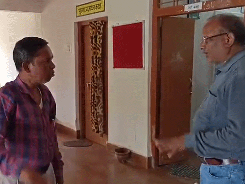 स्कूल में हंगामा करते शिक्षक को पुलिस ने थाने पहुंचाया