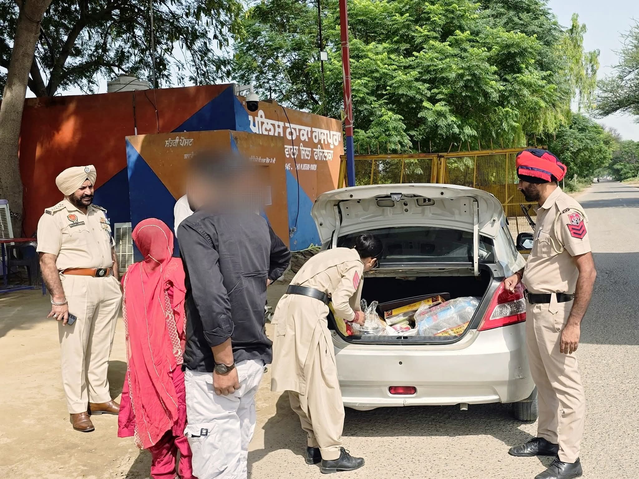 राजस्थान बॉर्डर पर कार की तलाशी लेती पुलिस टीम।