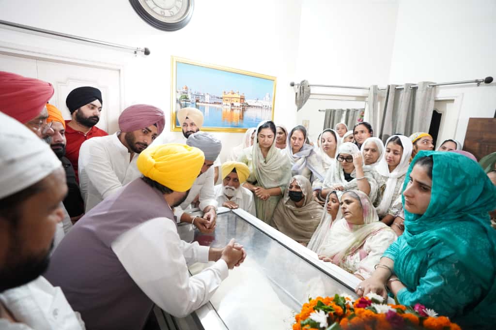 ये तस्वीर तब की है जब सीएम भगवंत मान राजवीर के अंतिम दर्शन करने पहुंचे थे। इस दौरान पार्थिव शरीर के पास घर की सभी महिलाएं मौजूद थीं। इनमें से किसी ने भी उस रंग का सूट नहीं पहना था, जैसा वायरल वीडियो में हे।