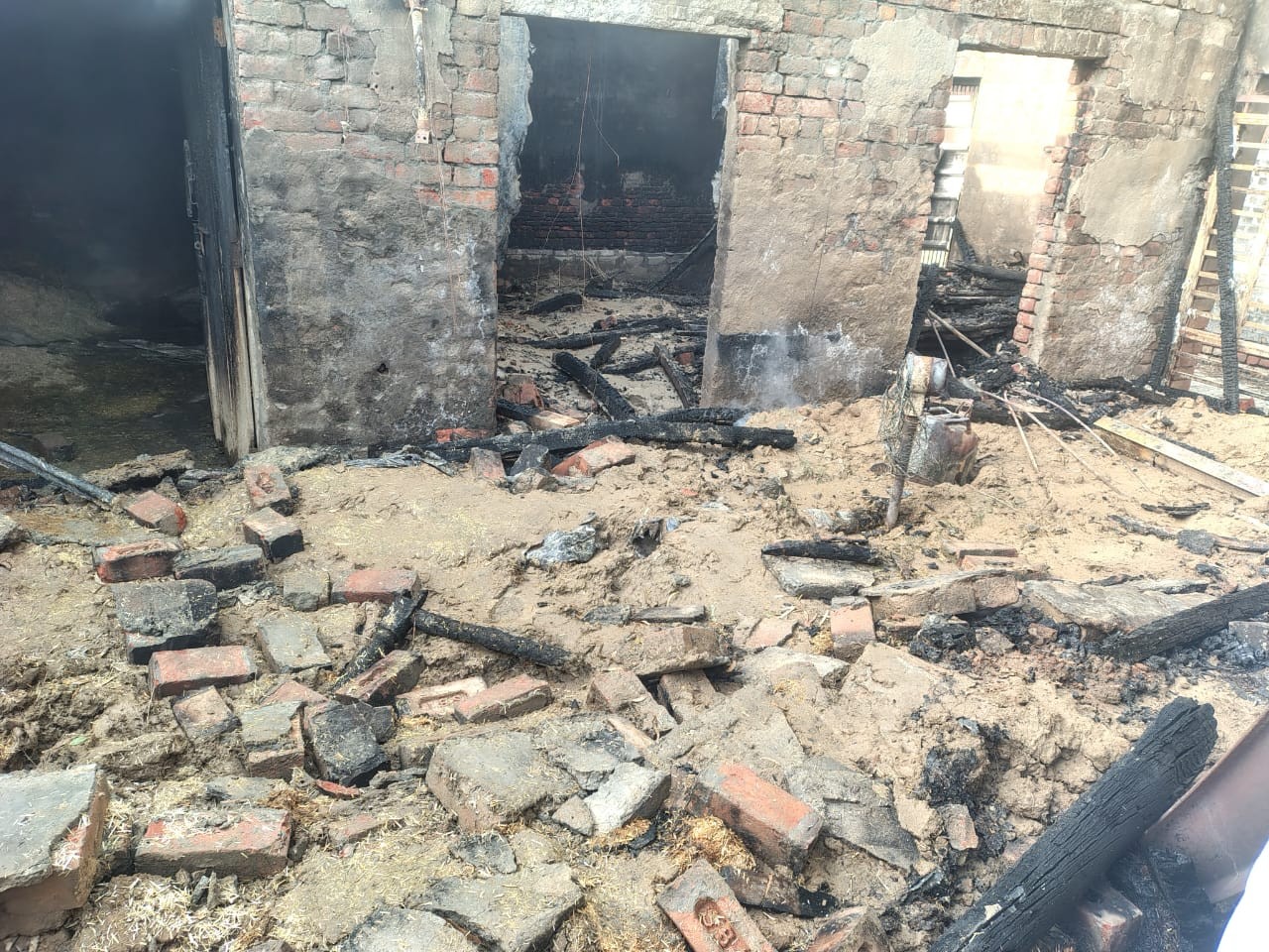 छत से गिरा मलबा फैला हुआ।