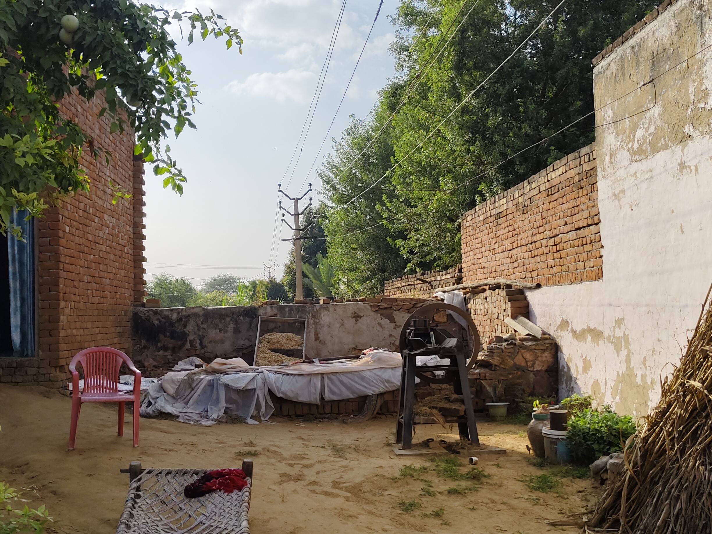 11 केवी बिजली की डबल लाइन घर के ऊपर से गुजर रही है।
