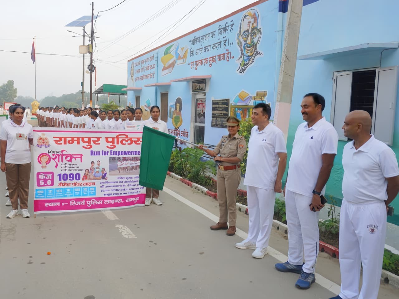 Up Rampur Md Women police personnel ran and drove PRV in Rampur