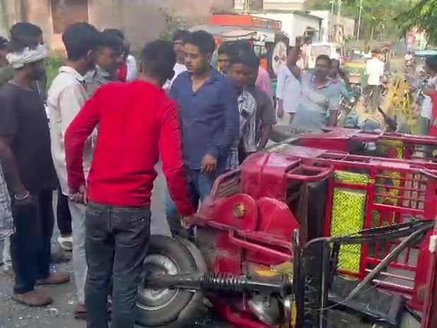 गिरिडीह में प्रतिबंधित मांस के साथ ई-रिक्शा चालक पकड़ाया:  लोगों ने की पिटाई, पुलिस ने आरोपी को आक्रोशित भीड़ से बचाया; हिरासत में – Giridih News