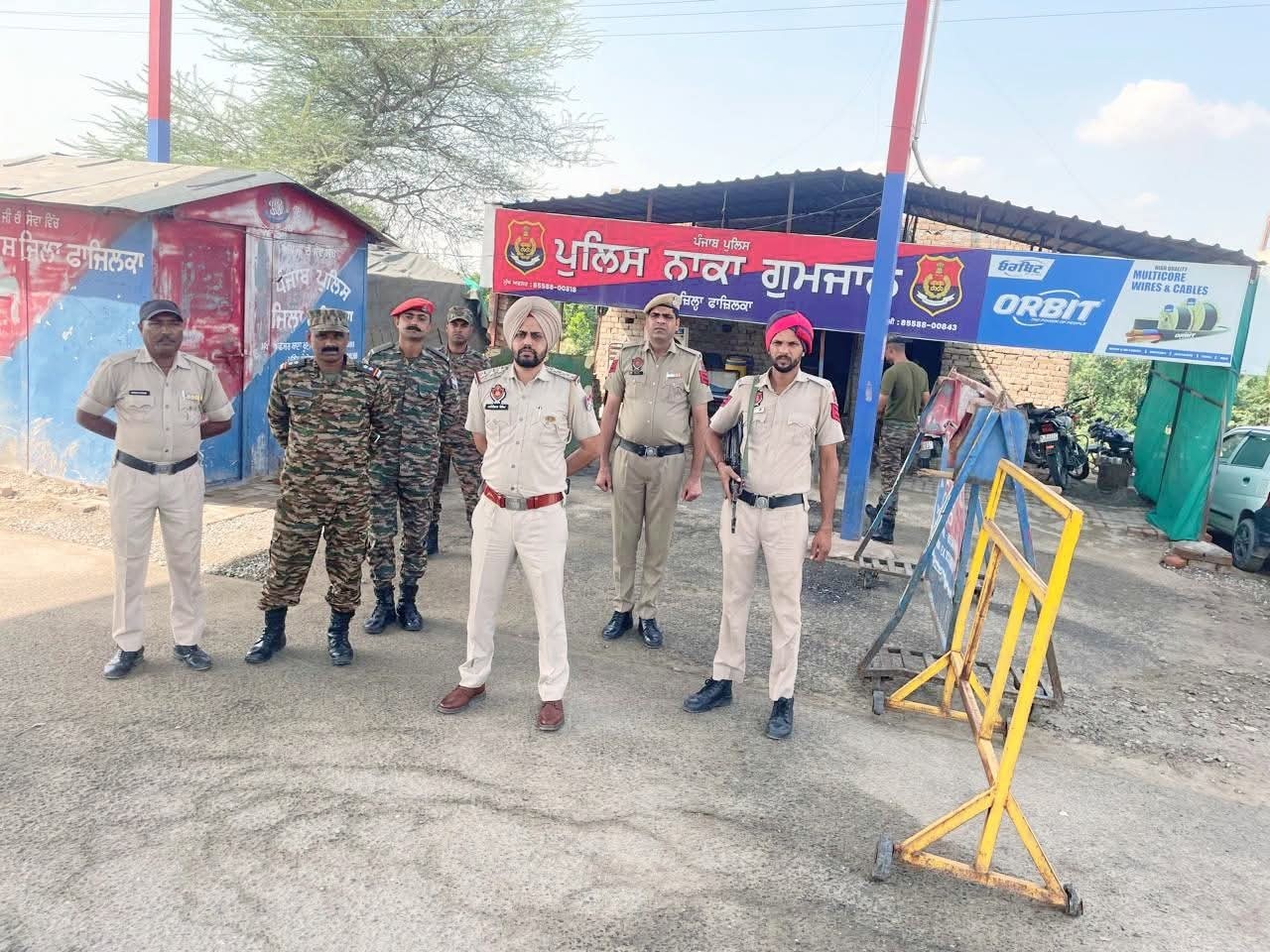 नाकाबंदी पर तैनात पुलिस टीम।