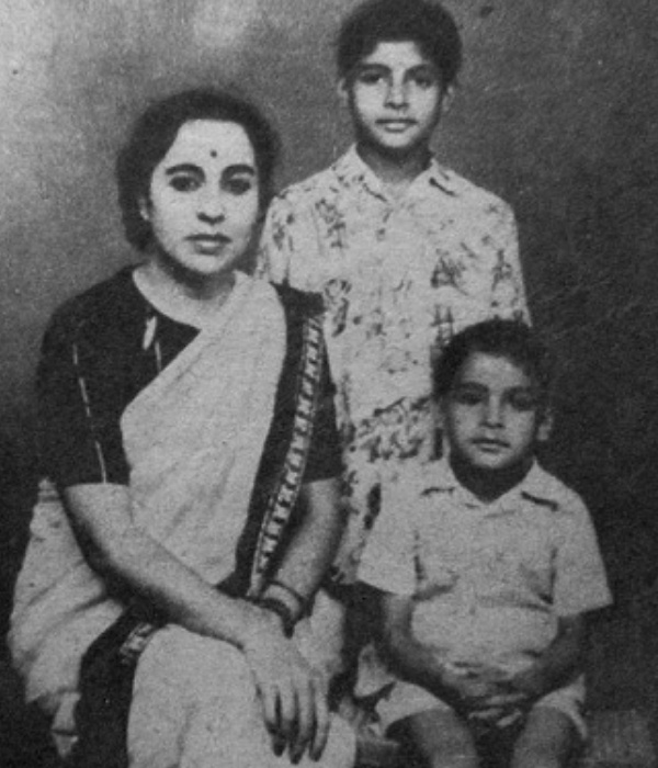 बाएं से दाएं- तेजी बच्चन, अमिताभ बच्चन (पीछे), अजिताभ बच्चन।