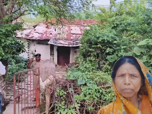 बालोद स्थित घर में कोटवार देवबती महार की हत्या कर दी गई थी। - Dainik Bhaskar