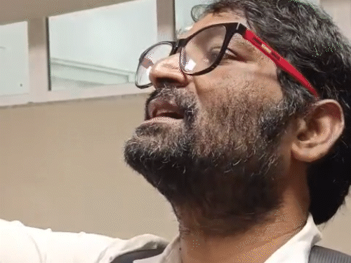 Relative Mahavir, who came with the patient, said that the staff was held in his hand, I don't know where to hang it.