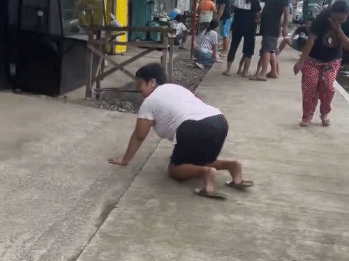 भूकंप को झटकों के दौरान लोग खुद को संभालने के लिए सड़क पर लेटे नजर आए।