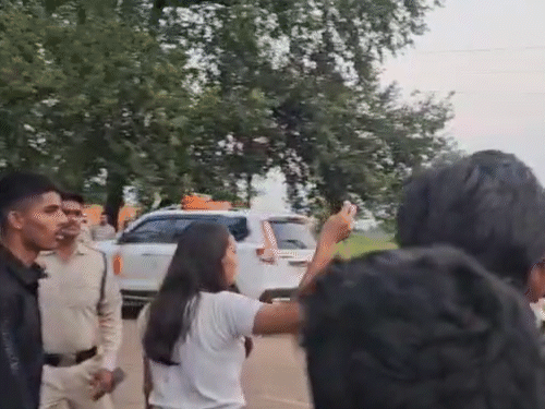 मौके पर मौजूद पत्रकार और कैमरामेन पर भी हमला हुआ है।