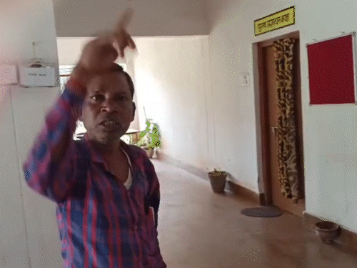 शराब के नशे में स्कूल में हंगामा करते हुए शिक्षक महेश राम सिदार - Dainik Bhaskar