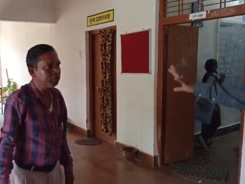 शराब के नशे में शिक्षक ने स्कूल में छात्राओं के सामने किया गाली-गलौज