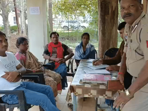 कोरबा में परिजनों का बयान लेती हुई पुलिस।