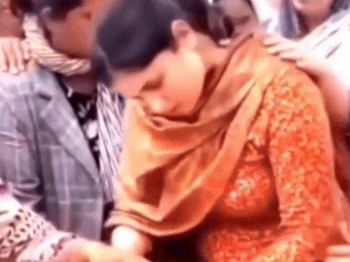 ये कॉन्स्टेबल की पत्नी हैं। जो अंतिम विदाई के दौरान भावुक हो गई थीं।