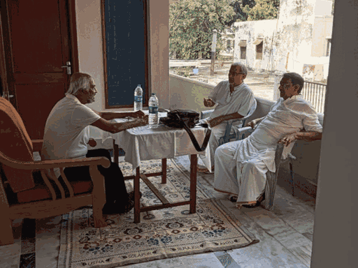 ऋषिकेश के आश्रम में बैठे रजनीकांत और सड़क किनारे खाना खाते हुए।