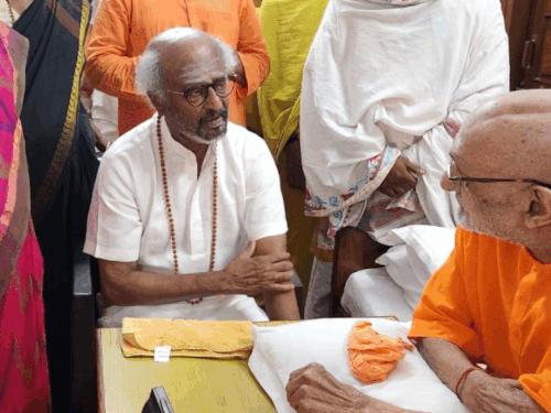 स्वामी दयानंद आश्रम में सुधानंद सरस्वती का हाल जानते साउथ सुपरस्टार, बच्चों के संग भी खिंचवाई तस्वीर।