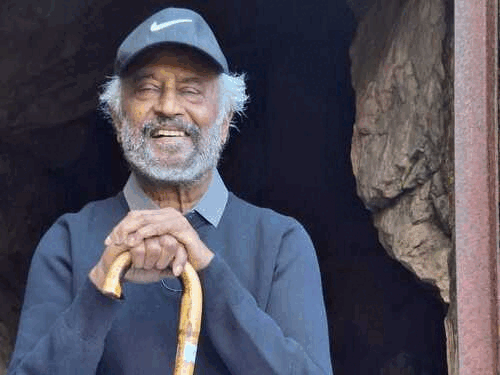 महावतार बाबा की गुफा में पहुंचे रजनीकांत।