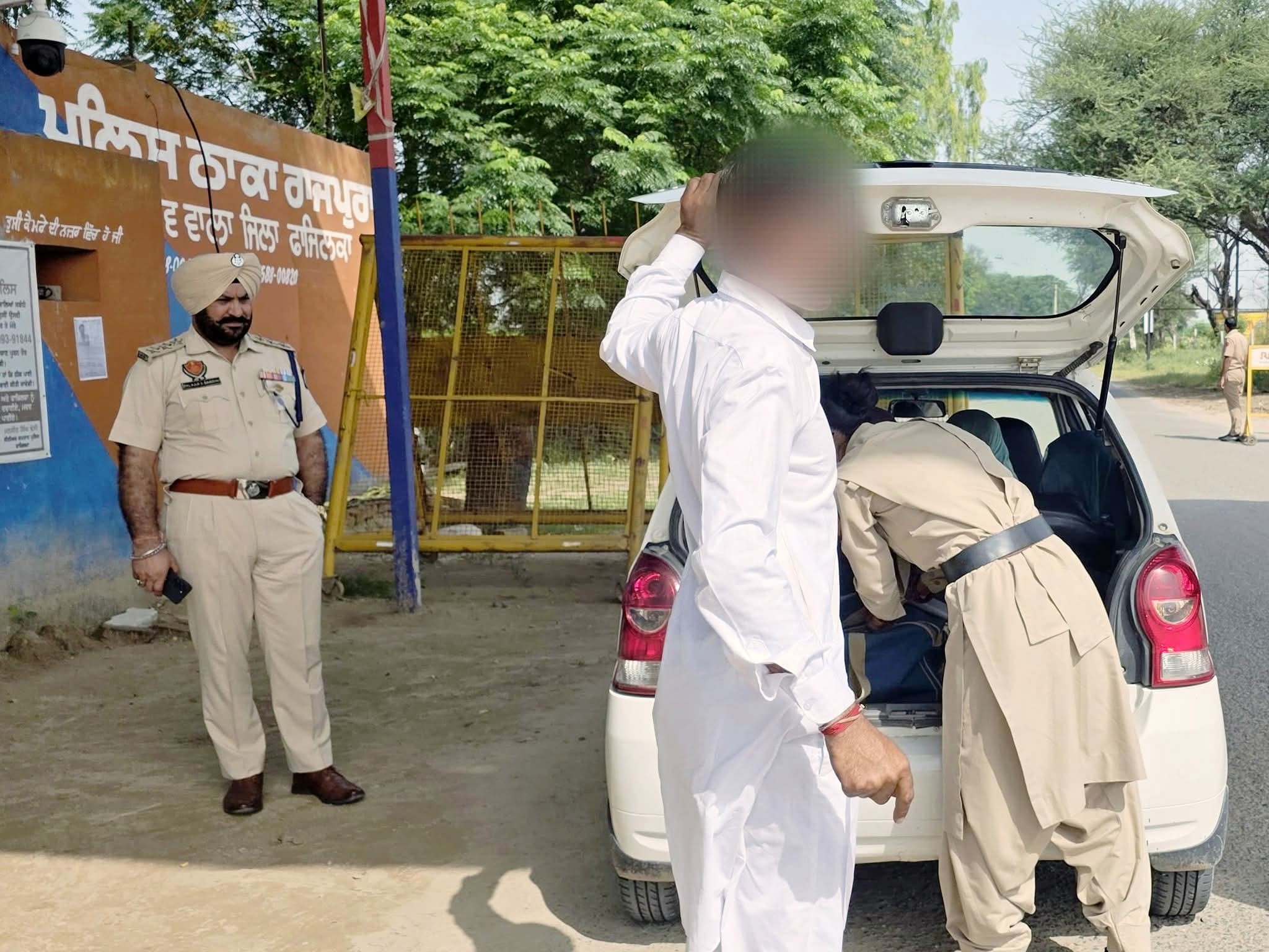 राजस्थान बॉर्डर पर कार की तलाशी लेती पुलिस टीम।