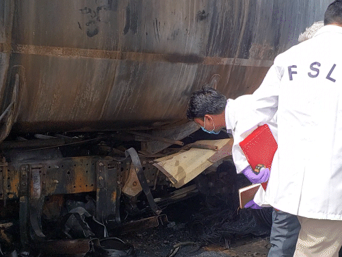 टैंकर की जांच करते हुए FSL टीम।