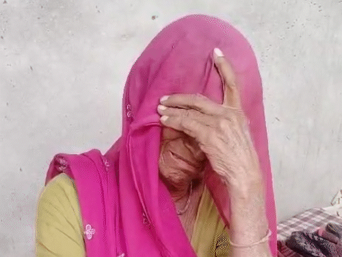 बेटे की मौत के बाद बिलखती मां।