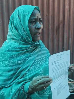 महिला ने कहा- हम गरीब लोग हैं। मजदूरी करके खा रहे हैं। जब से नोटिस मिला है किसी के घर में खाना नहीं बन रहा।