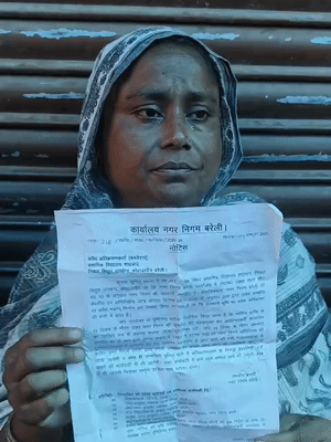 महिला बोली- योगी जी, हमसे हमारी छत मत छीनिए, गरीबों पर रहम करिए।