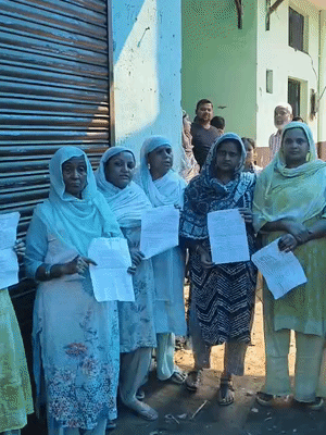 महिलाएं बोलीं- हम तो 40 साल से यहीं रह रहे हैं। यहीं हमारी जिंदगी बसी है। अब कहां जाएं, हमारे बच्चे यहीं बड़े हुए हैं।