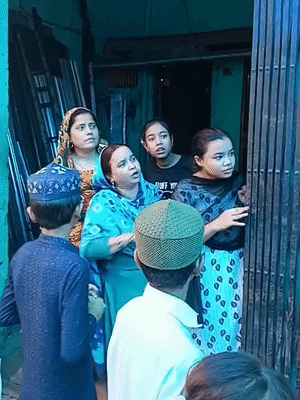 महिलाएं अपने-अपने घरों से बाहर निकल आईं। उन्होंने अपना दर्द बयां किया।