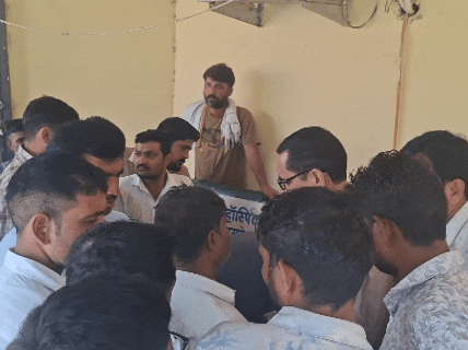 पुलिस ने पोस्टमॉर्टम करवाकर शव परिजनों को सौंप दिया। परिवार ने आरोपी के खिलाफ कार्रवाई की मांग की है।