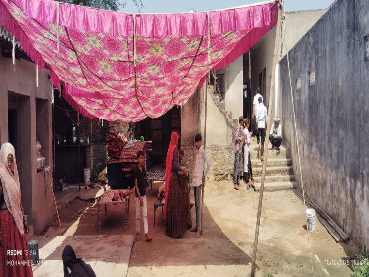 रामराज ने अपने बच्चों से दीपावली पर इस बार गिफ्ट लाने का वादा किया था।