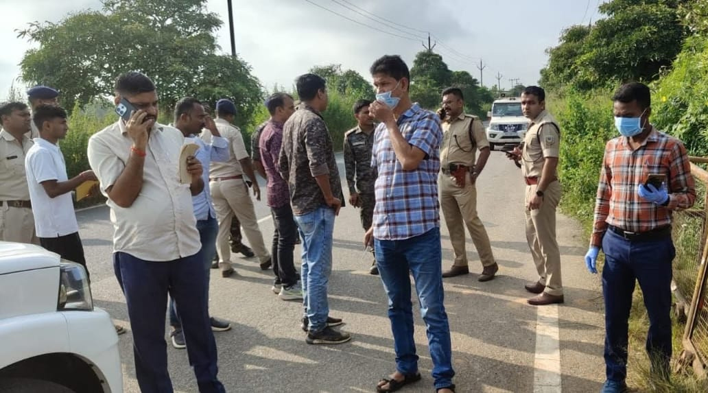 घटनास्थल पर जुटे पुलिसकर्मी।