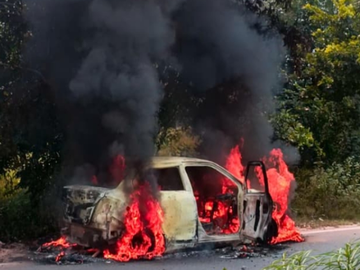 A moving taxi car caught fire in Jaipur | जयपुर में चलती टैक्सी कार में ...
