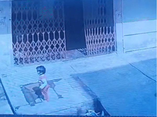 घर के गेट पर खेल रही मासूम को उसी का पिता गोद में उठा ले गया।