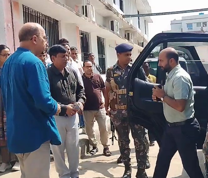 कोडरमा अनुमंडल कार्यालय में अनुसेवक की मौत:  काम के दौरान हृदयगति रुकने से हुई घटना, हजारीबाग के थे रहने वाले – koderma News