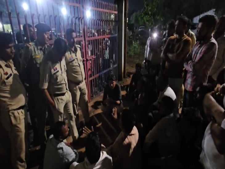 देर रात तक थाने के बाहर बैठे कांग्रेसी।