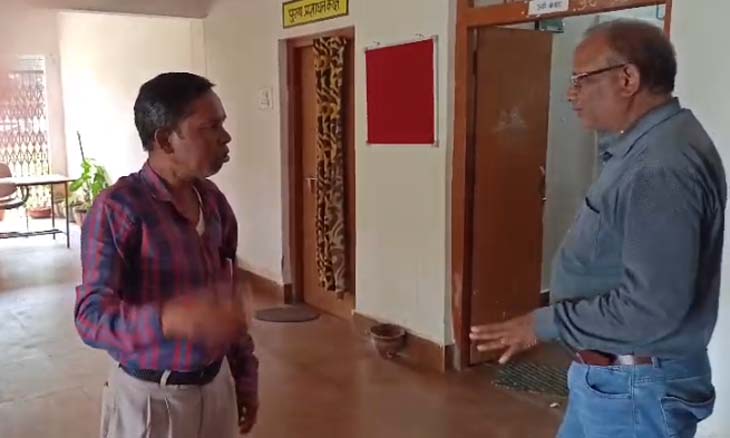 शराब के नशे में धुत्त शिक्षक को कई बार समझाइश दिया गया