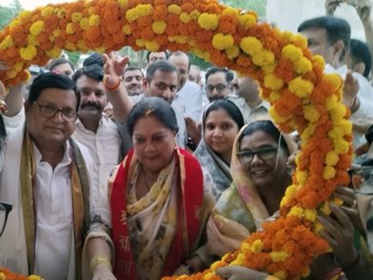 बीजेपी विधायक रहे अभिनेष महर्षि ने गुरुवार को पूर्व सीएम के रतनगढ़ आने पर उनको 51 किलो की माला पहनाया था।