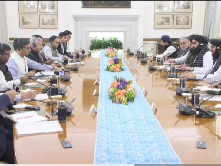 तस्वीर दोनों नेताओं के बीच दिल्ली में हुई द्विपक्षीय बैठक की है। बैकग्राउंड में किसी भी देश के झंडे का इस्तेमाल नहीं किया गया।