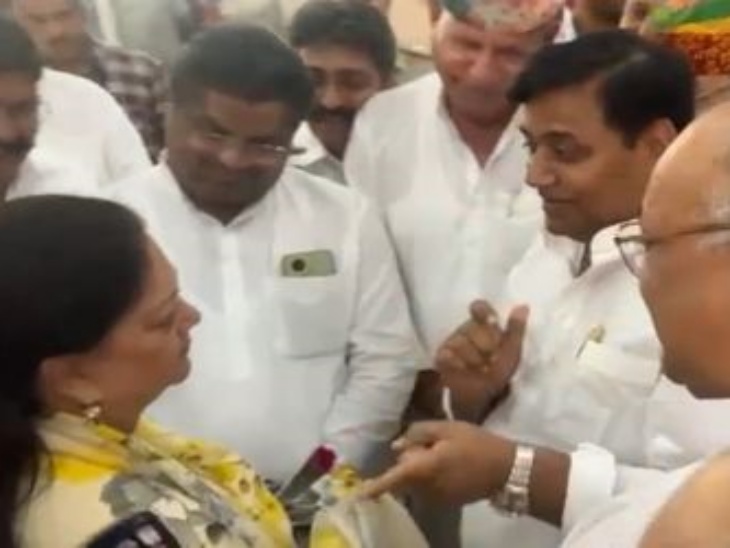 On Thursday, Vasundhara Raje had warmly met Congress State President Govind Singh Dotasara at Bikaner Airport.