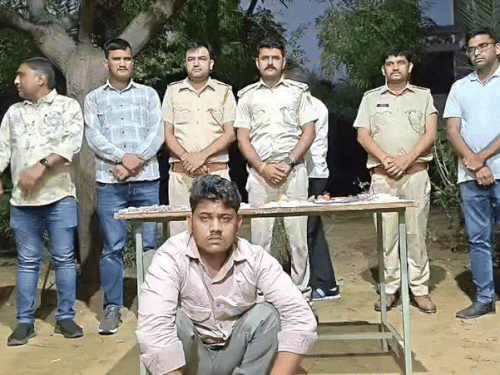 साहिल का पिता हत्या के आरोप में जेल में बंद है। अब बेटा ही सारा काम संभाल रहा था।