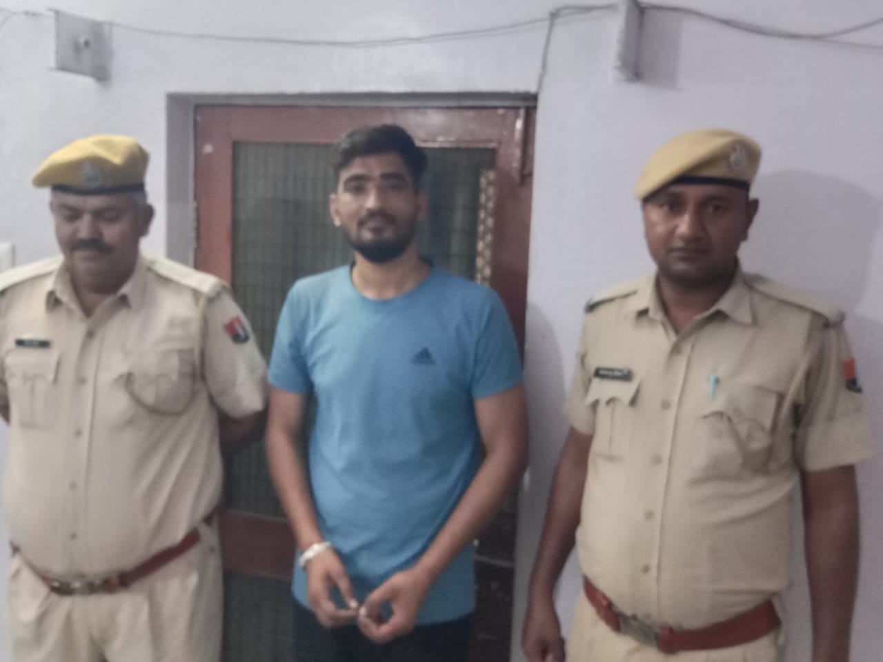 पुलिस की गिरफ्त में आरोपी। - Dainik Bhaskar