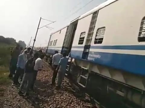 तार टूटने के बाद कई ट्रेनों को रास्ते में रोकना पड़ा।