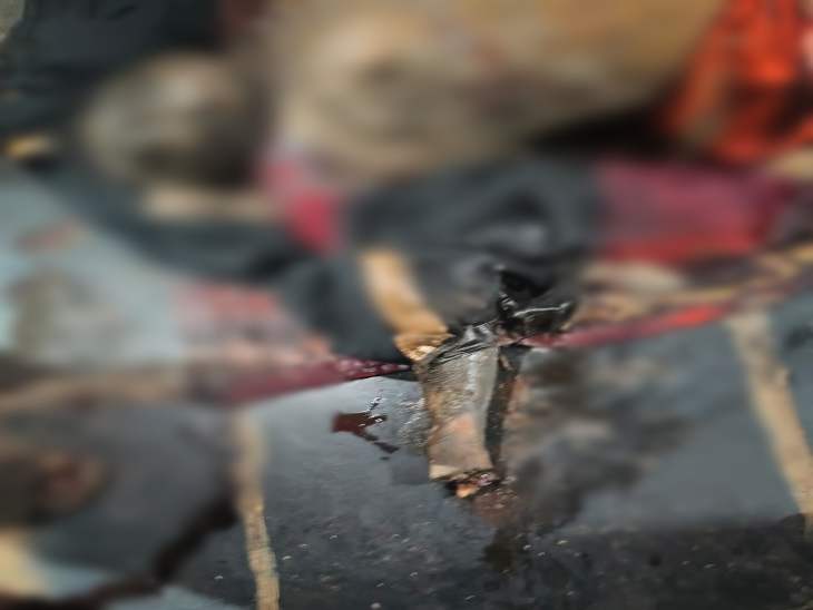 हत्यारों ने हंसिए से महिला का हाथ काटकर चांदी का कंगन निकाल लिया।