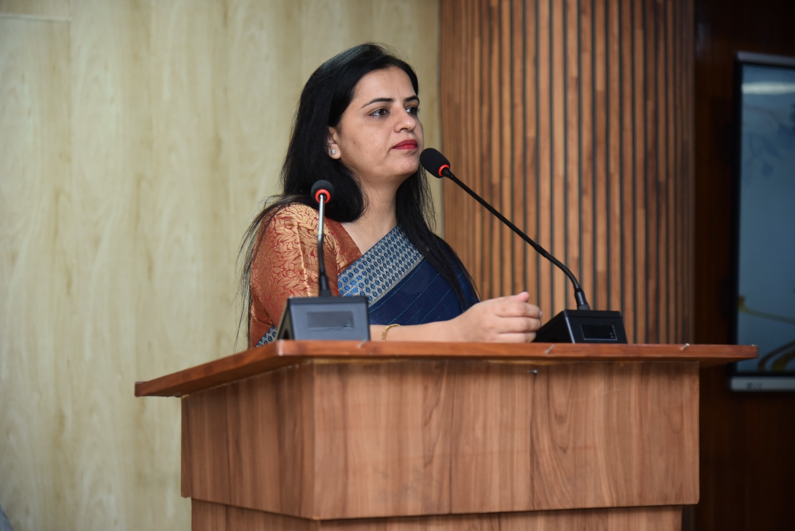 मूटकोर्ट हाल में छात्रों के बीच संवाद करते हुए डा0 मीनाक्षी सहरावत