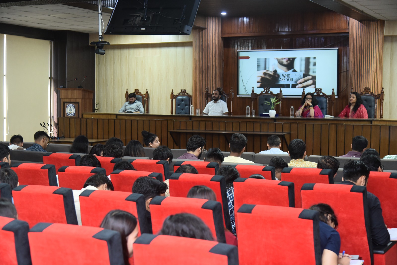 सेमिनार के दौरान