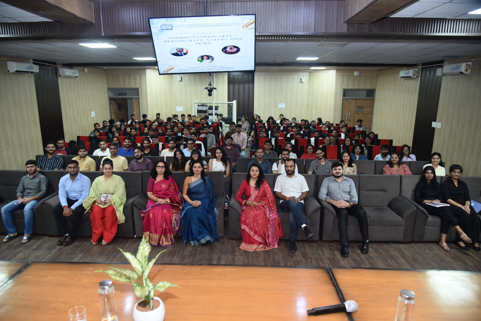 कार्यशाला के दौरान स्टूडेंट्स और प्रशासन