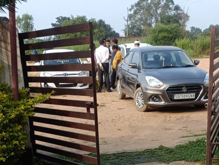 चीफ इंजीनियर के आवास पर हुई कार्रवाई।