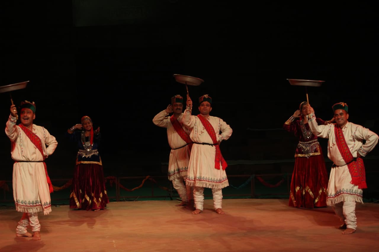 हिमाचल प्रदेश से आए कलाकारों ने ‘रिहालटी-गी’ नृत्य में पहाड़ी संस्कृति का सुंदर परिचय कराया।