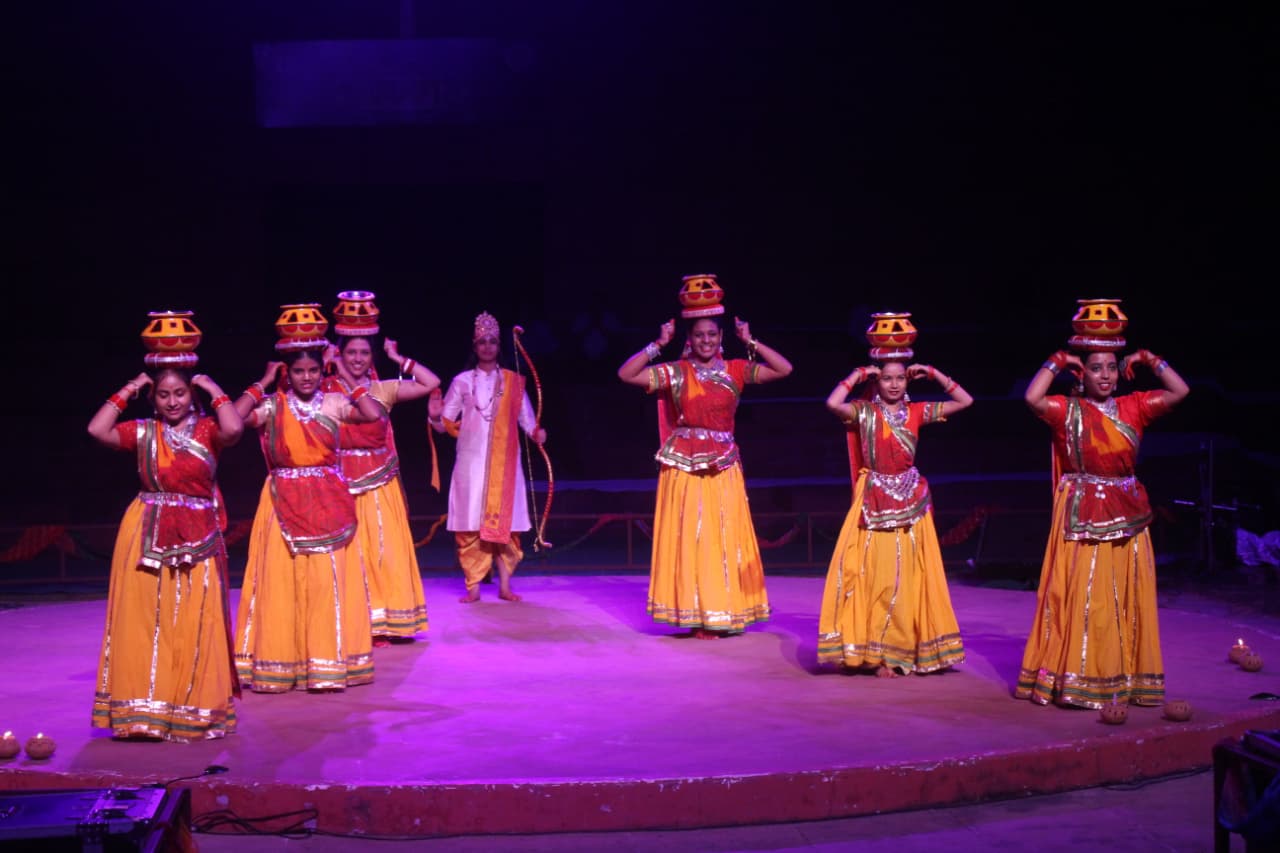 उत्तर प्रदेश के कलाकारों ने ‘ढेड़िया’ नृत्य प्रस्तुत किया, जिसमें ग्रामीण जीवन के उल्लास और परंपरा की झलक देखने को मिली।