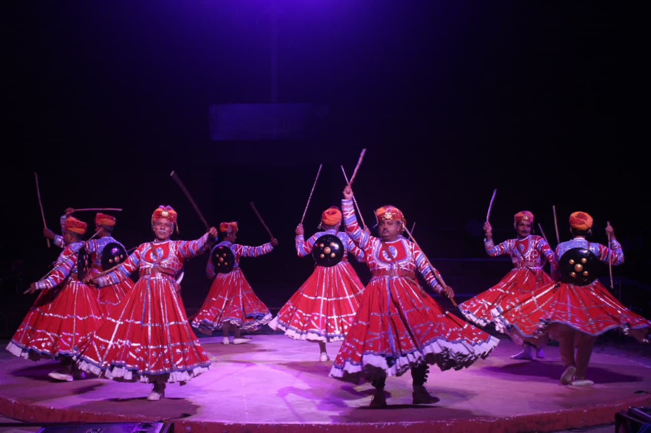 राजस्थान के पारसमल समूह के कलाकारों द्वारा ‘आंगी गैर’ की प्रस्तुति ने सभी को उत्साह से भर दिया।