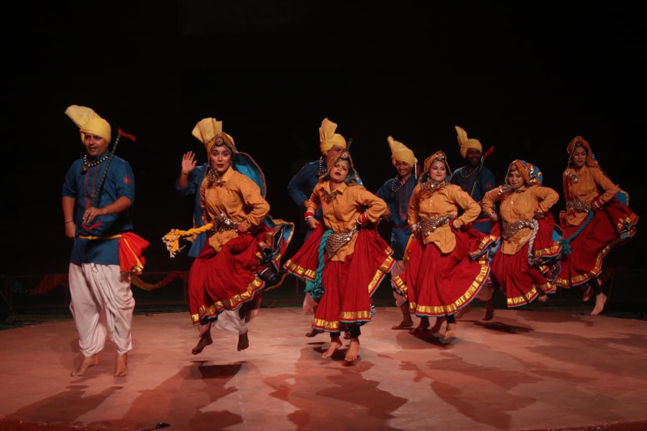 हरियाणा से आए कलाकारों ने ‘फाग’ लोक नृत्य प्रस्तुत किया, जो फाल्गुन महीने और होली के उत्सव का प्रतीक है।